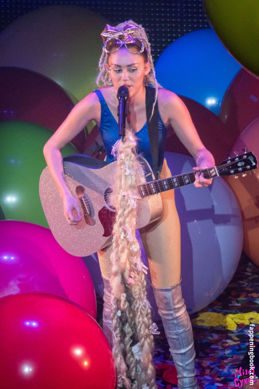 https://fappeningbook.com/photos/m/i/miley-cyrus/2000/1102.jpg