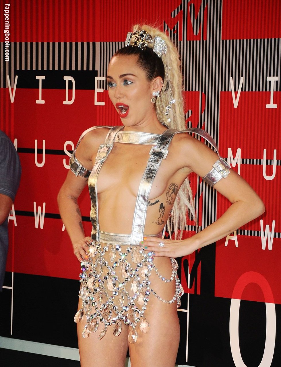 https://fappeningbook.com/photos/m/i/miley-cyrus/2000/1485.jpg