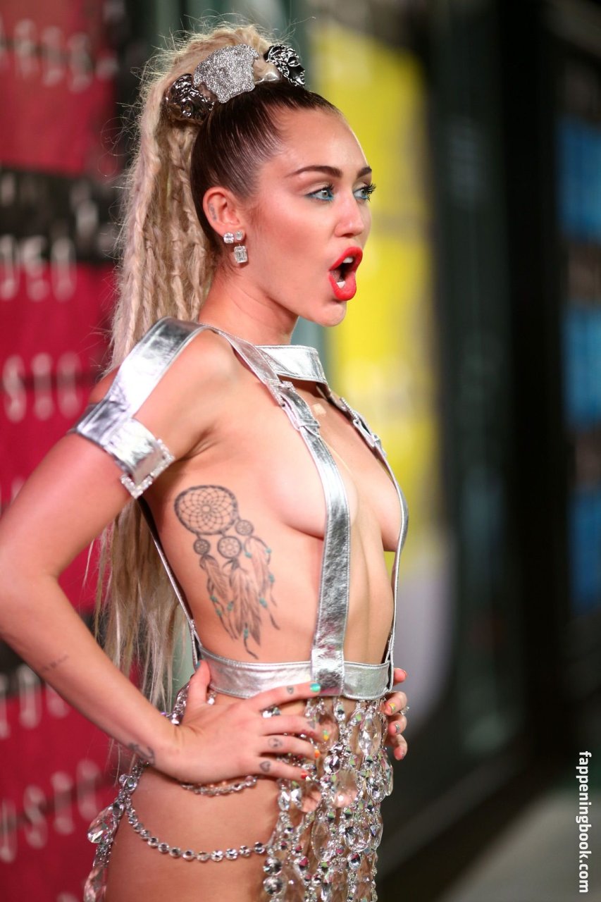 https://fappeningbook.com/photos/m/i/miley-cyrus/2000/1562.jpg