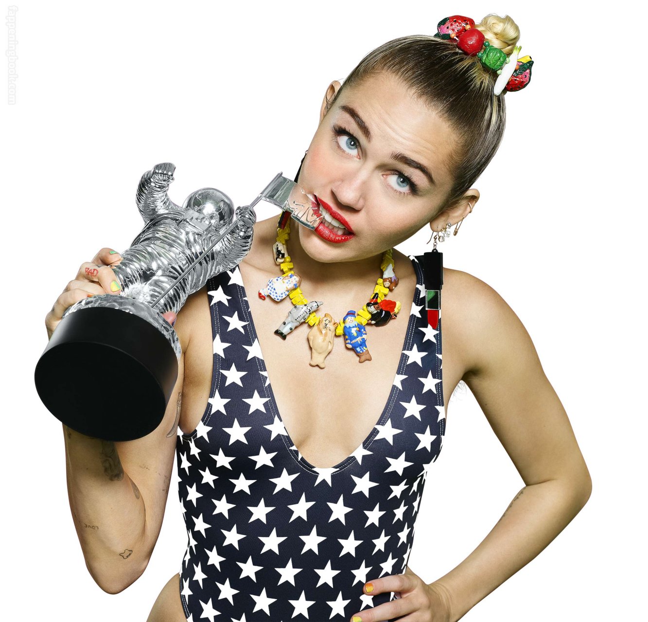 https://fappeningbook.com/photos/m/i/miley-cyrus/2000/1633.jpg