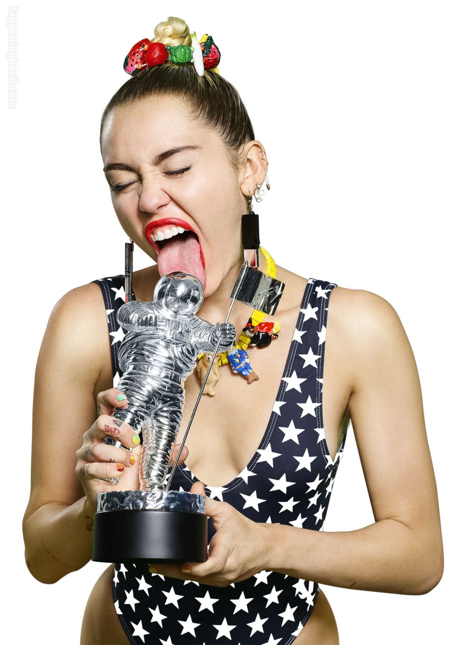 https://fappeningbook.com/photos/m/i/miley-cyrus/2000/1637.jpg