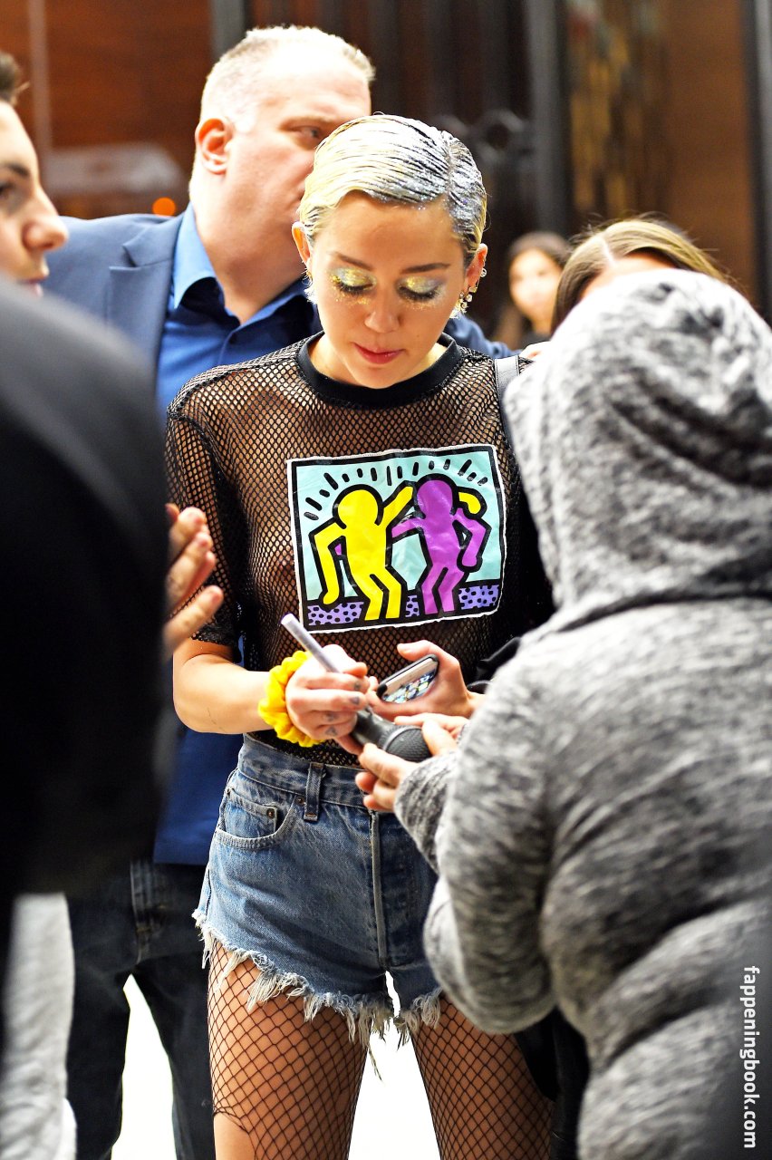 https://fappeningbook.com/photos/m/i/miley-cyrus/2000/1798.jpg