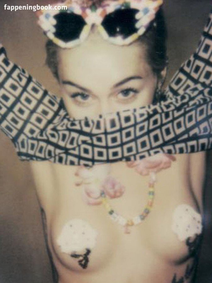 https://fappeningbook.com/photos/m/i/miley-cyrus/2000/1987.jpg