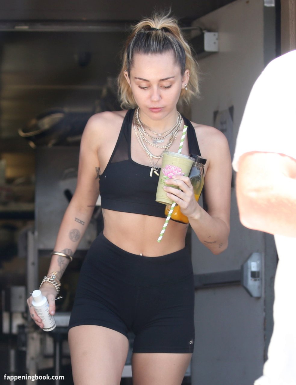 https://fappeningbook.com/photos/m/i/miley-cyrus/3000/2029.jpg