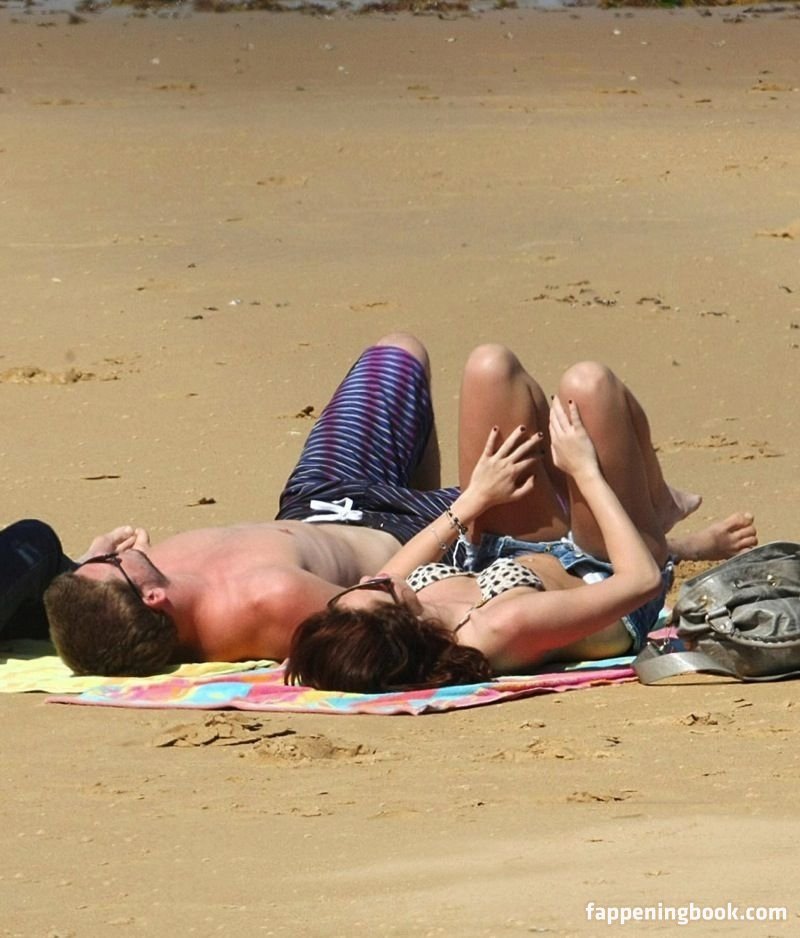 Am nackt strand unzensiert miley cyrus Miley Cyrus