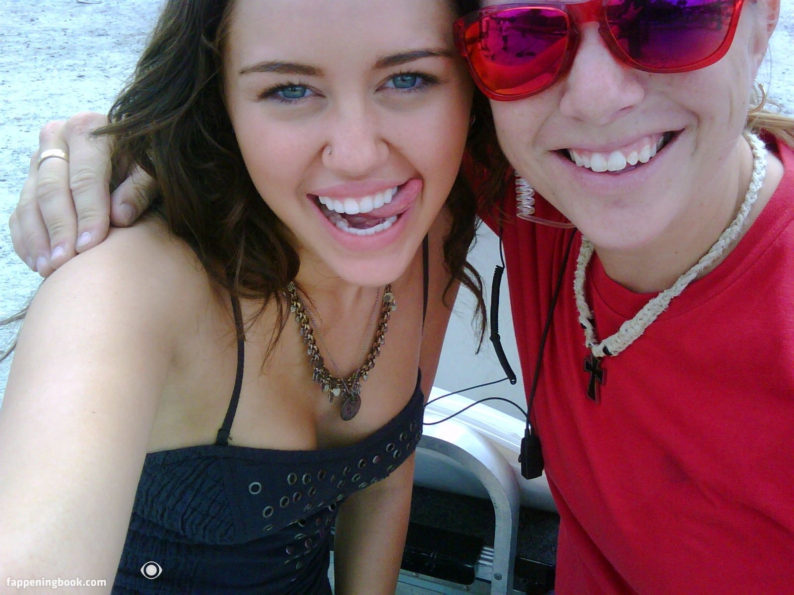 https://fappeningbook.com/photos/m/i/miley-cyrus/3000/2466.jpg