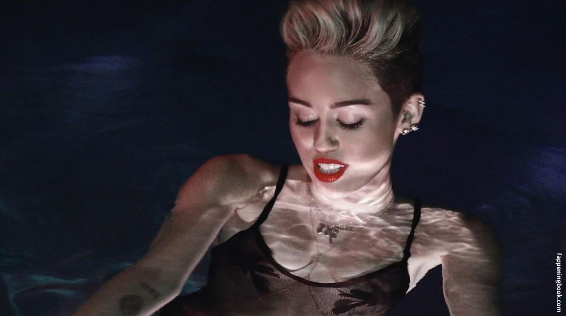 https://fappeningbook.com/photos/m/i/miley-cyrus/3000/2742.jpg