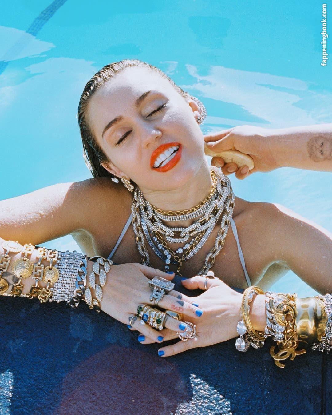 https://fappeningbook.com/photos/m/i/miley-cyrus/3000/2765.jpg