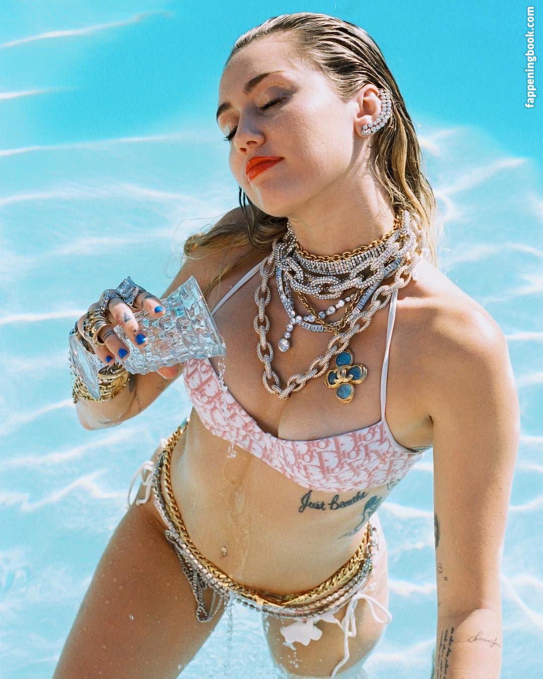 https://fappeningbook.com/photos/m/i/miley-cyrus/3000/2766.jpg