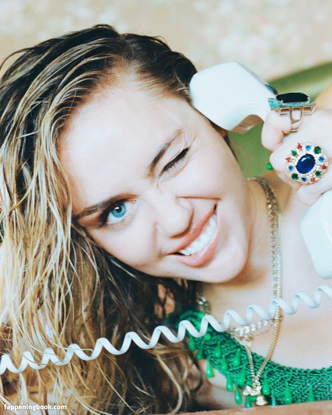 https://fappeningbook.com/photos/m/i/miley-cyrus/3000/2767.jpg