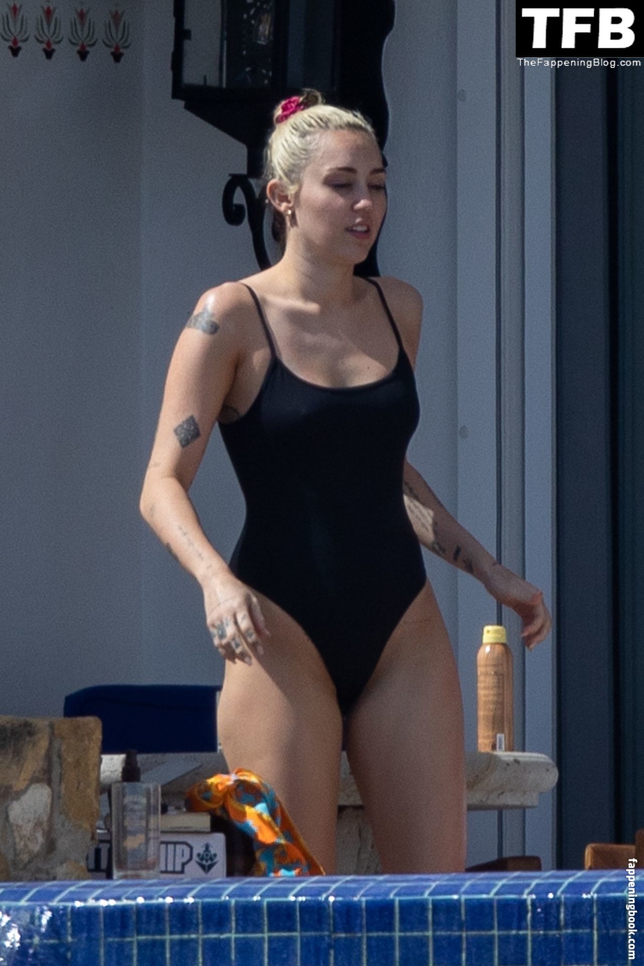 https://fappeningbook.com/photos/m/i/miley-cyrus/6000/5073.jpg