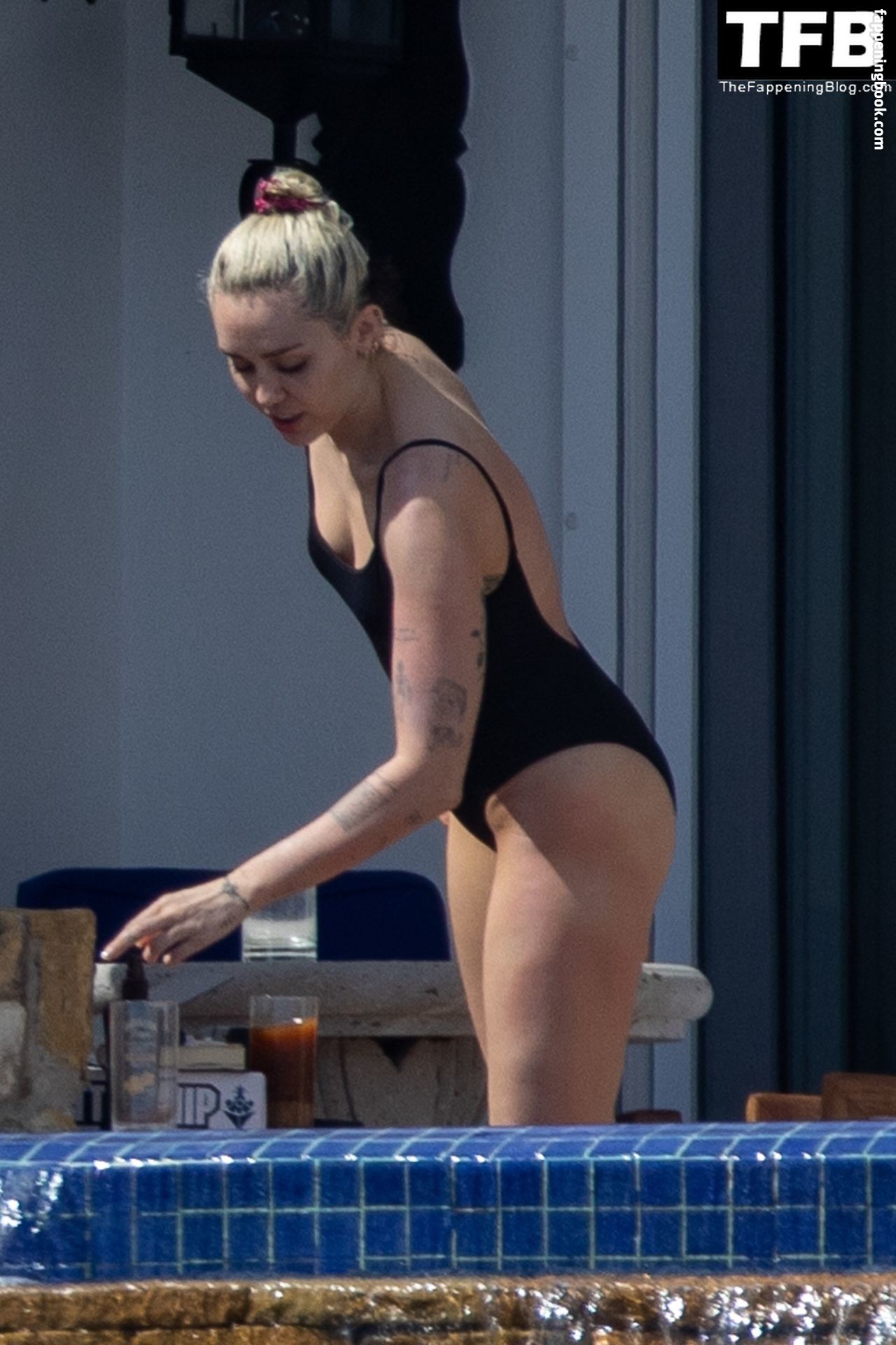 https://fappeningbook.com/photos/m/i/miley-cyrus/6000/5089.jpg