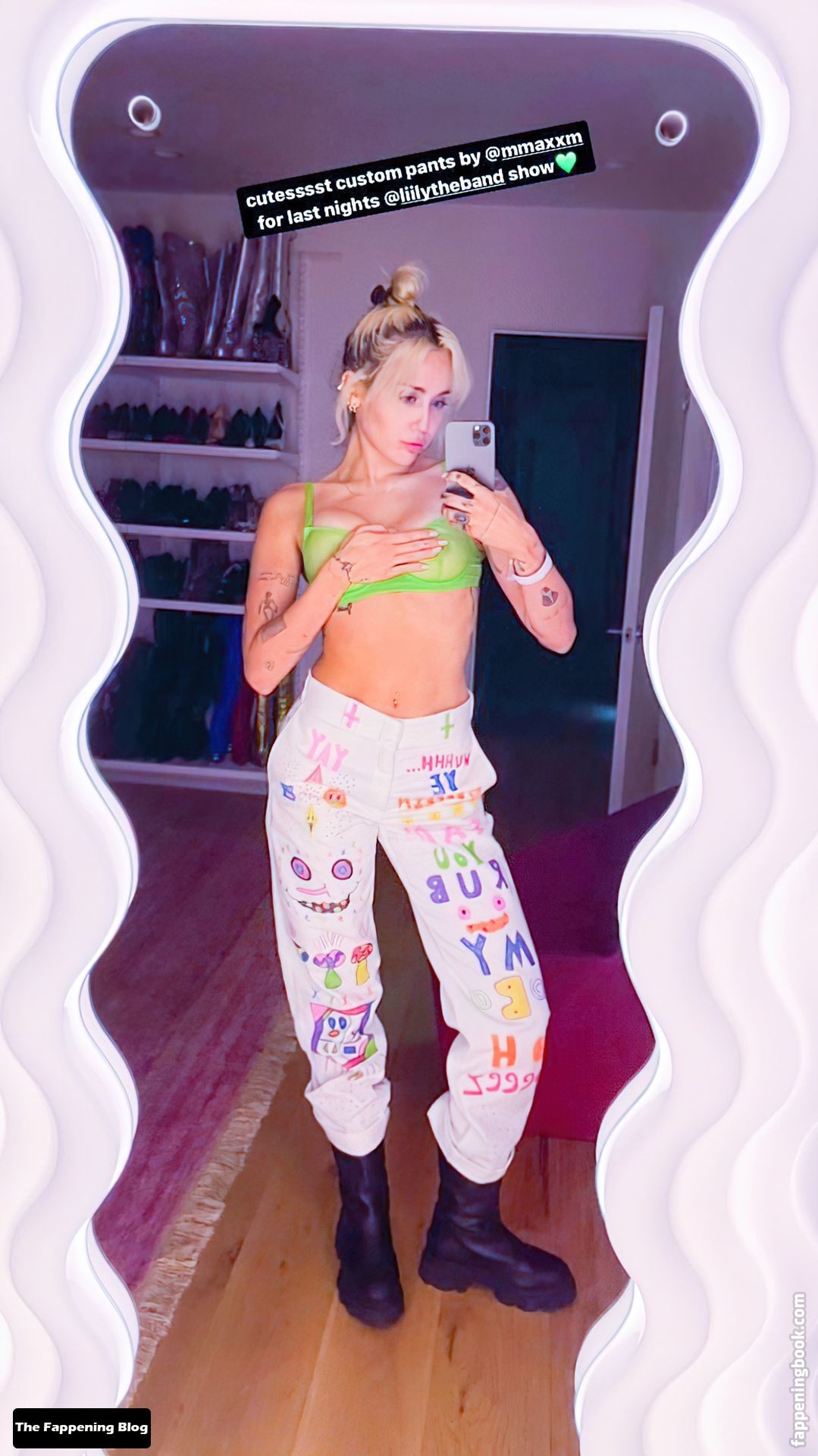 https://fappeningbook.com/photos/m/i/miley-cyrus/6000/5181.jpg