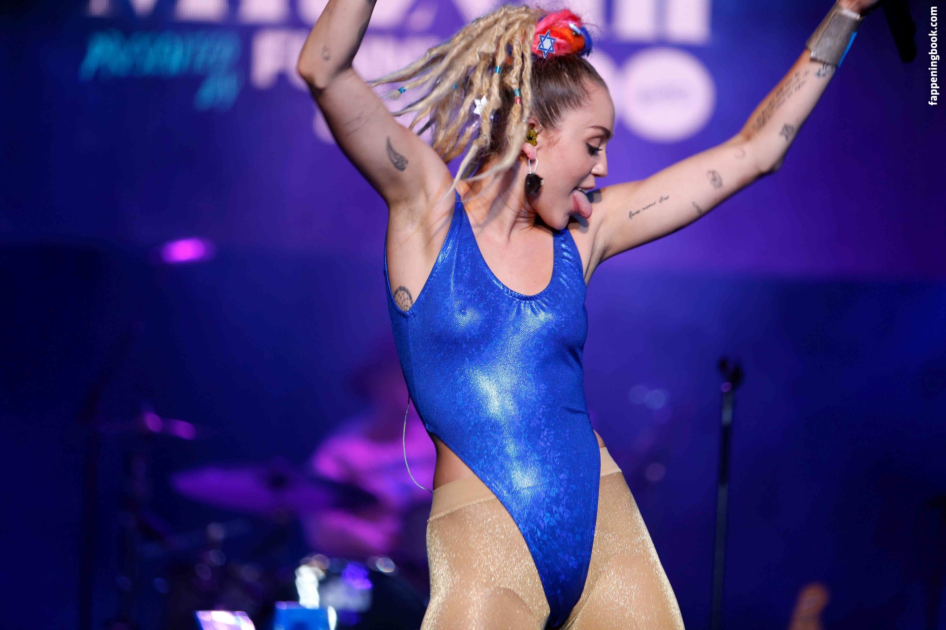 https://fappeningbook.com/photos/m/i/miley-cyrus/6000/5218.jpg