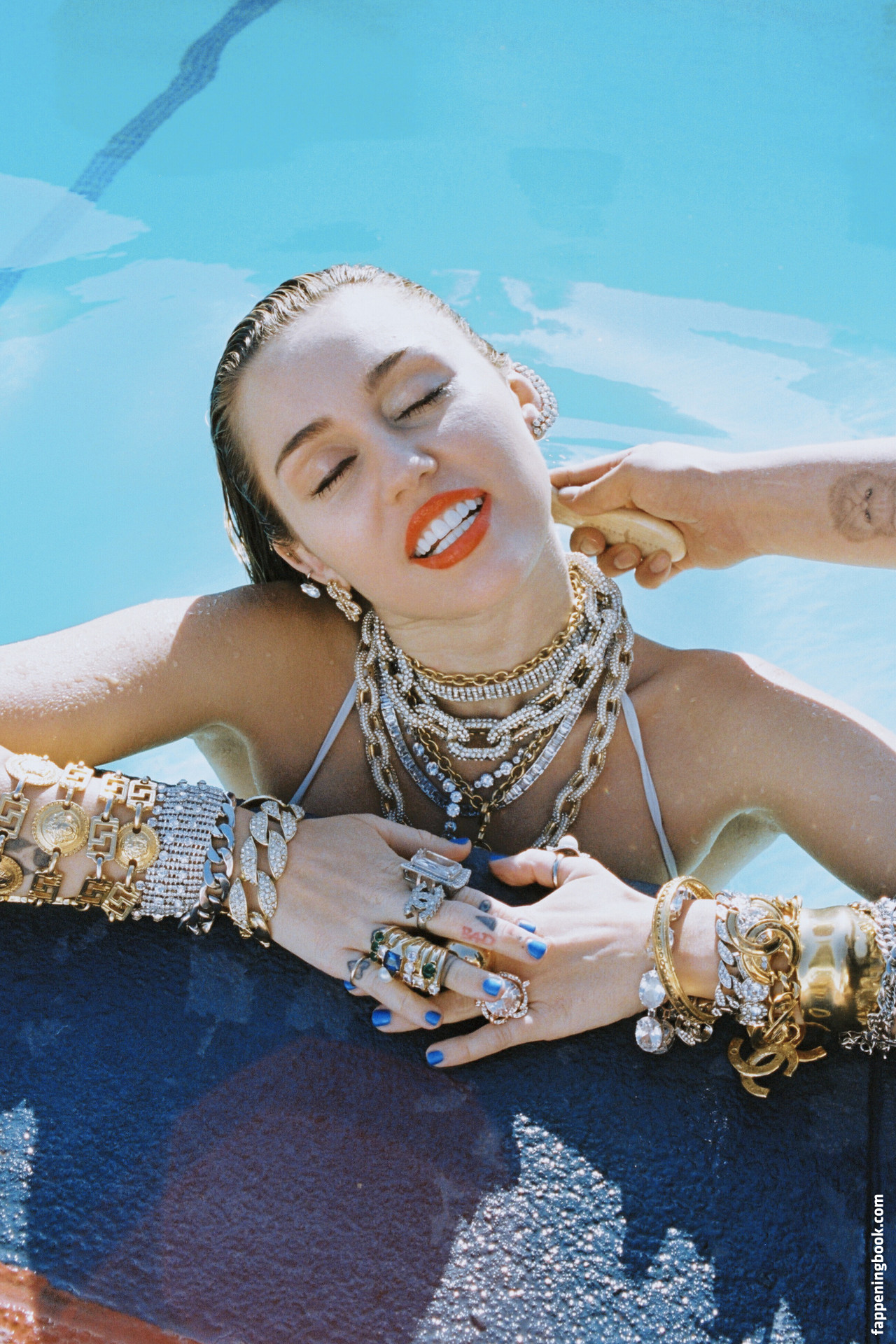 https://fappeningbook.com/photos/m/i/miley-cyrus/6000/5220.jpg