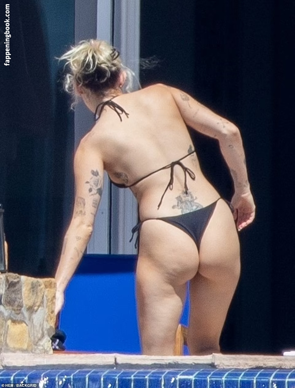 https://fappeningbook.com/photos/m/i/miley-cyrus/6000/5322.jpg