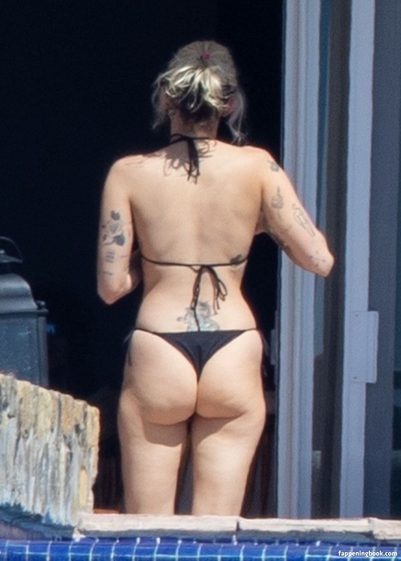 https://fappeningbook.com/photos/m/i/miley-cyrus/6000/5617.jpg