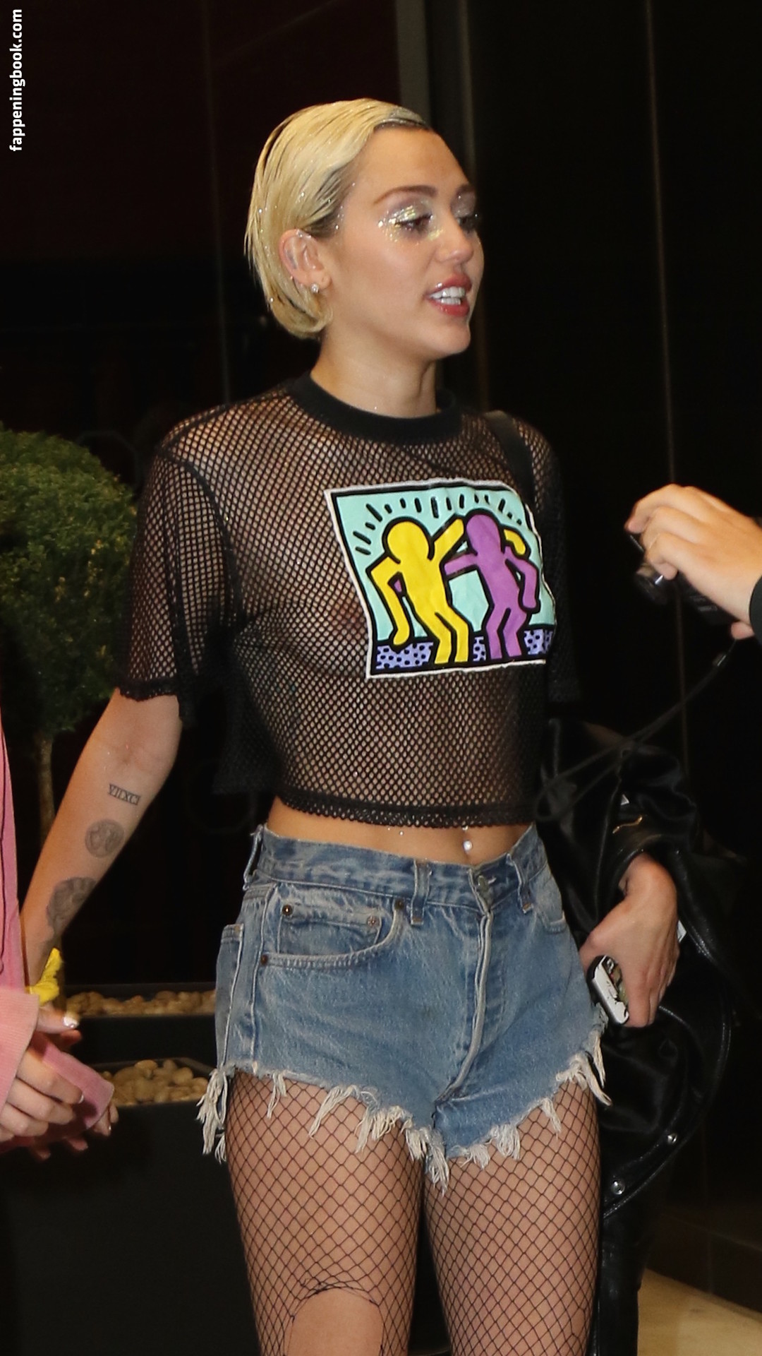 https://fappeningbook.com/photos/m/i/miley-cyrus/6000/5621.jpg