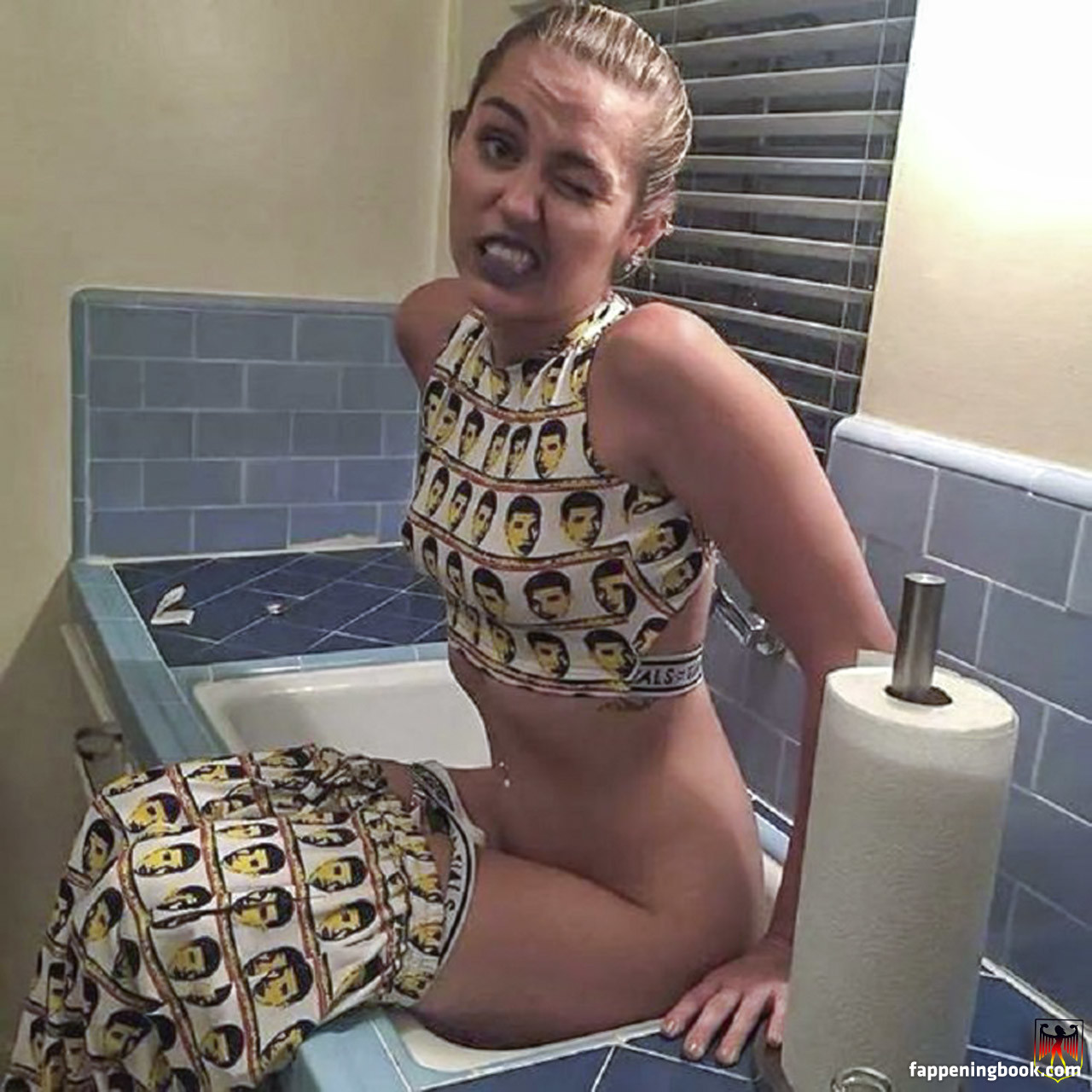 https://fappeningbook.com/photos/m/i/miley-cyrus/6000/5661.jpg