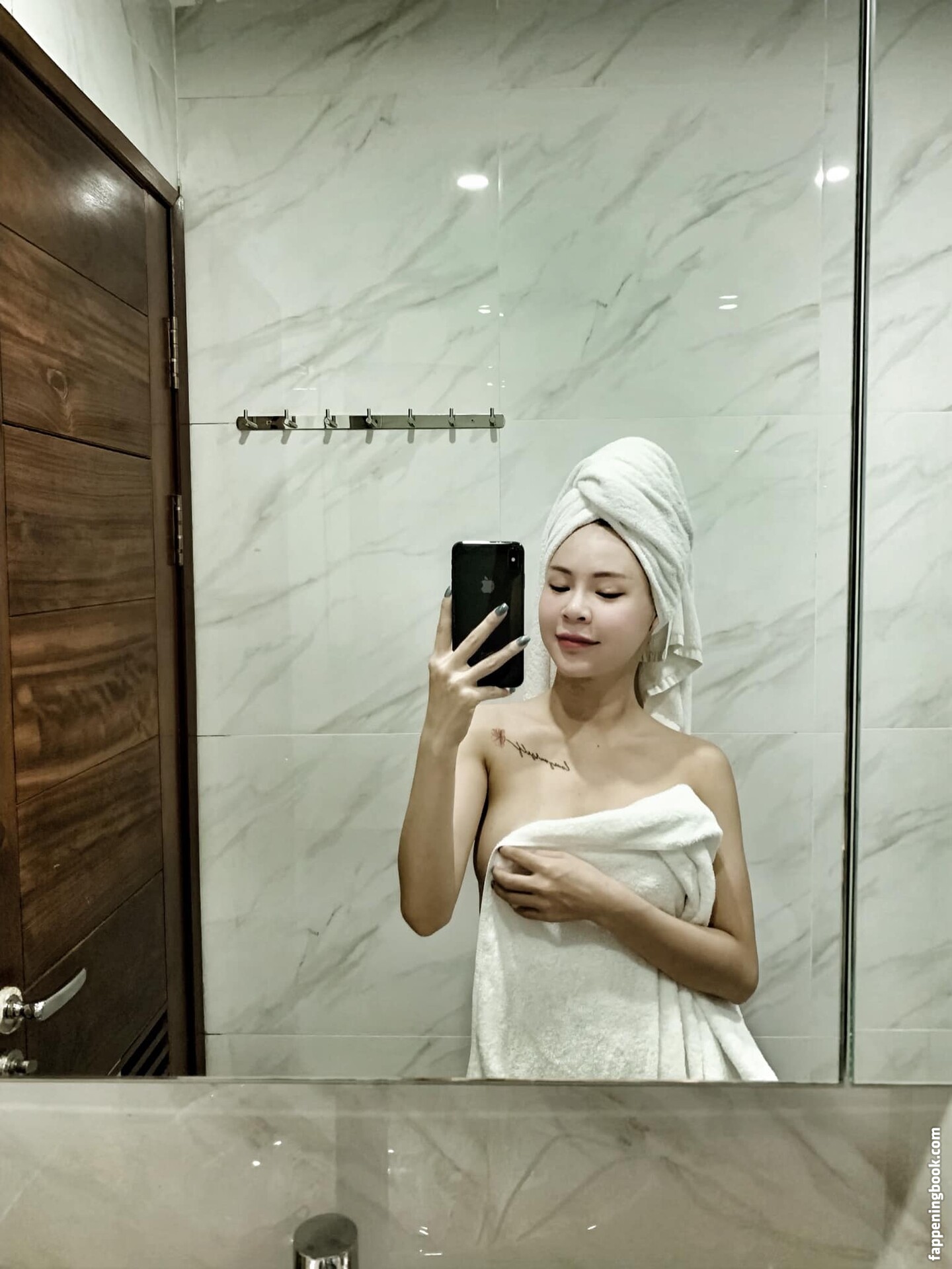 Nguyen Ha Linh Nude