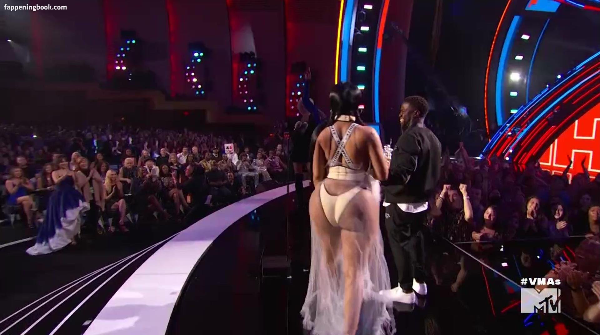 Nicki minaj was totally naked under unzipped vmas dress
