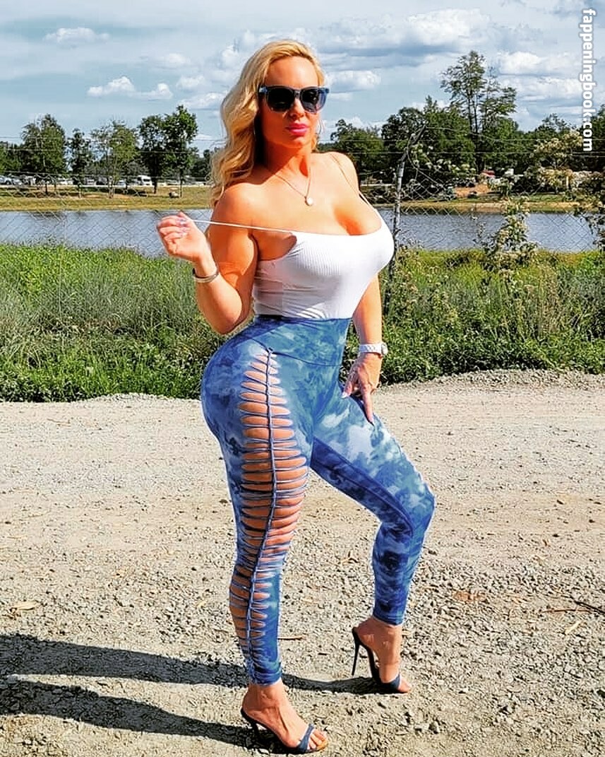 https://fappeningbook.com/photos/n/i/nicole-coco-austin/1000/577.jpg