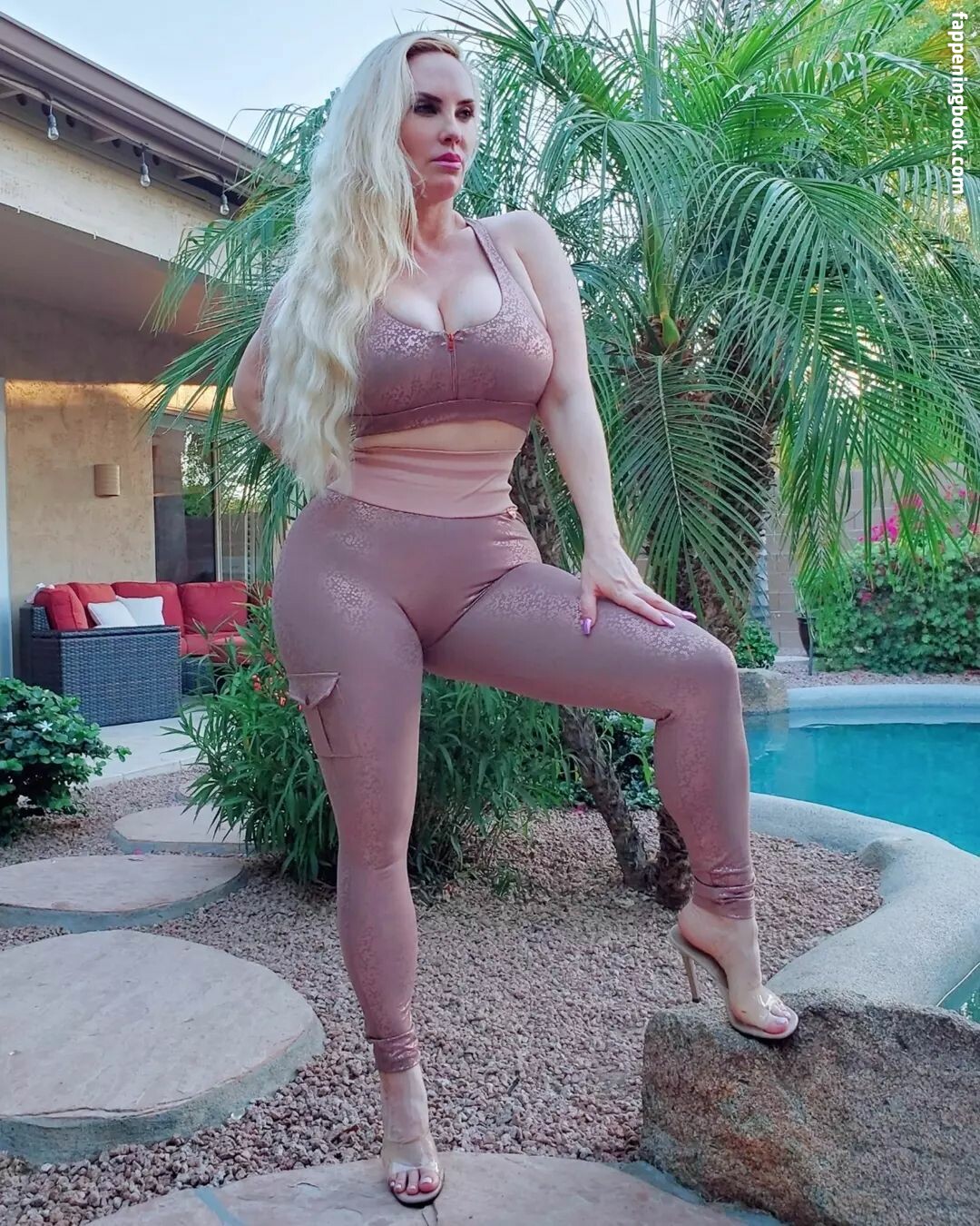 https://fappeningbook.com/photos/n/i/nicole-coco-austin/1000/578.jpg