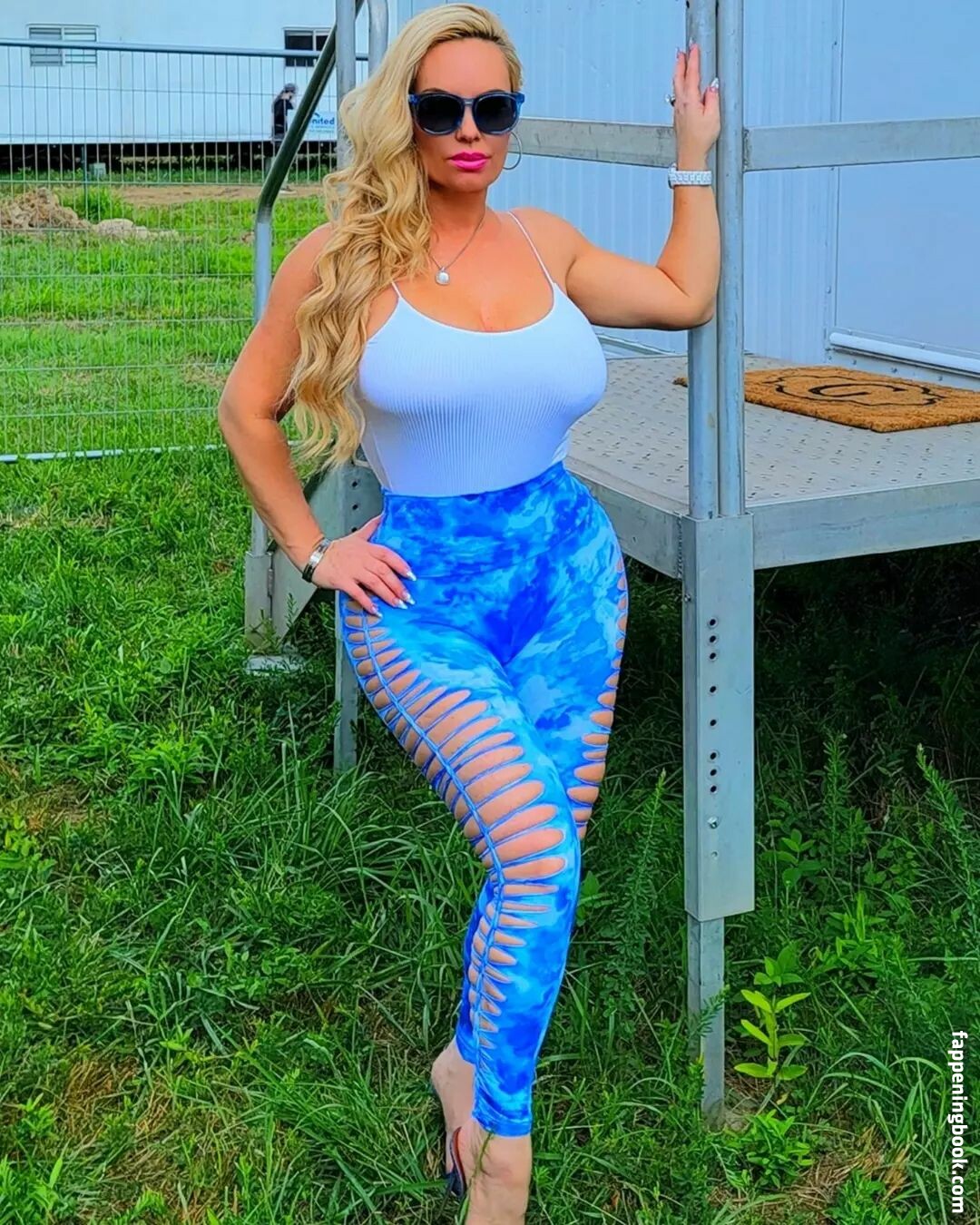 https://fappeningbook.com/photos/n/i/nicole-coco-austin/1000/579.jpg