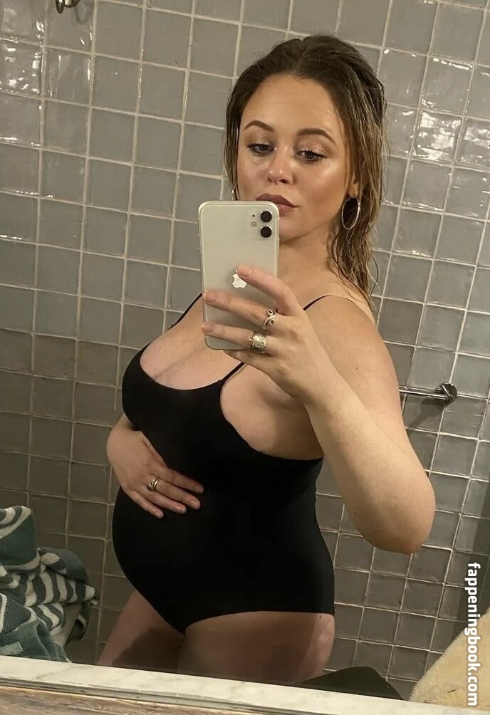 Pregnant Celebs Nude