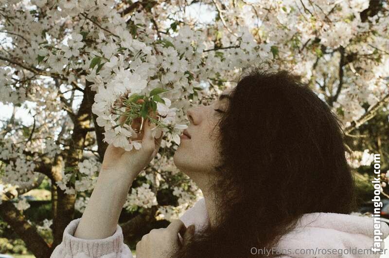 RoseGold Ember Nude OnlyFans Leaks