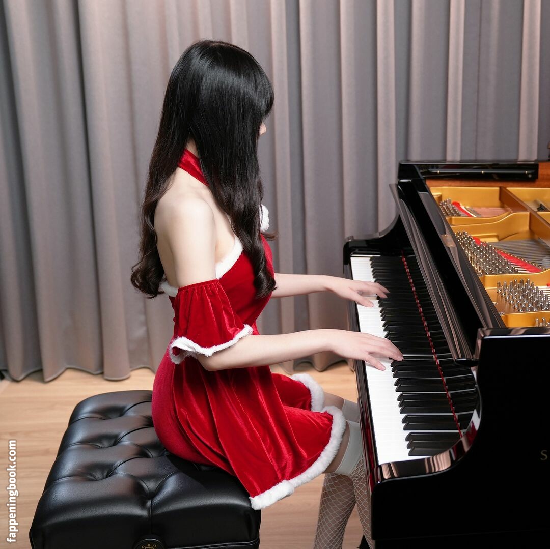 Ru’s Piano Nude