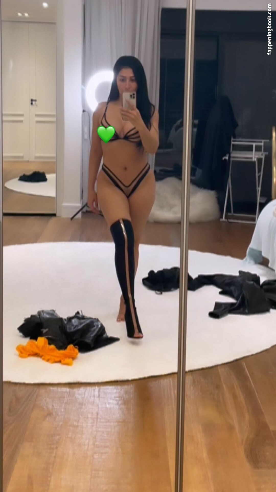 Simone E Simaria Nude