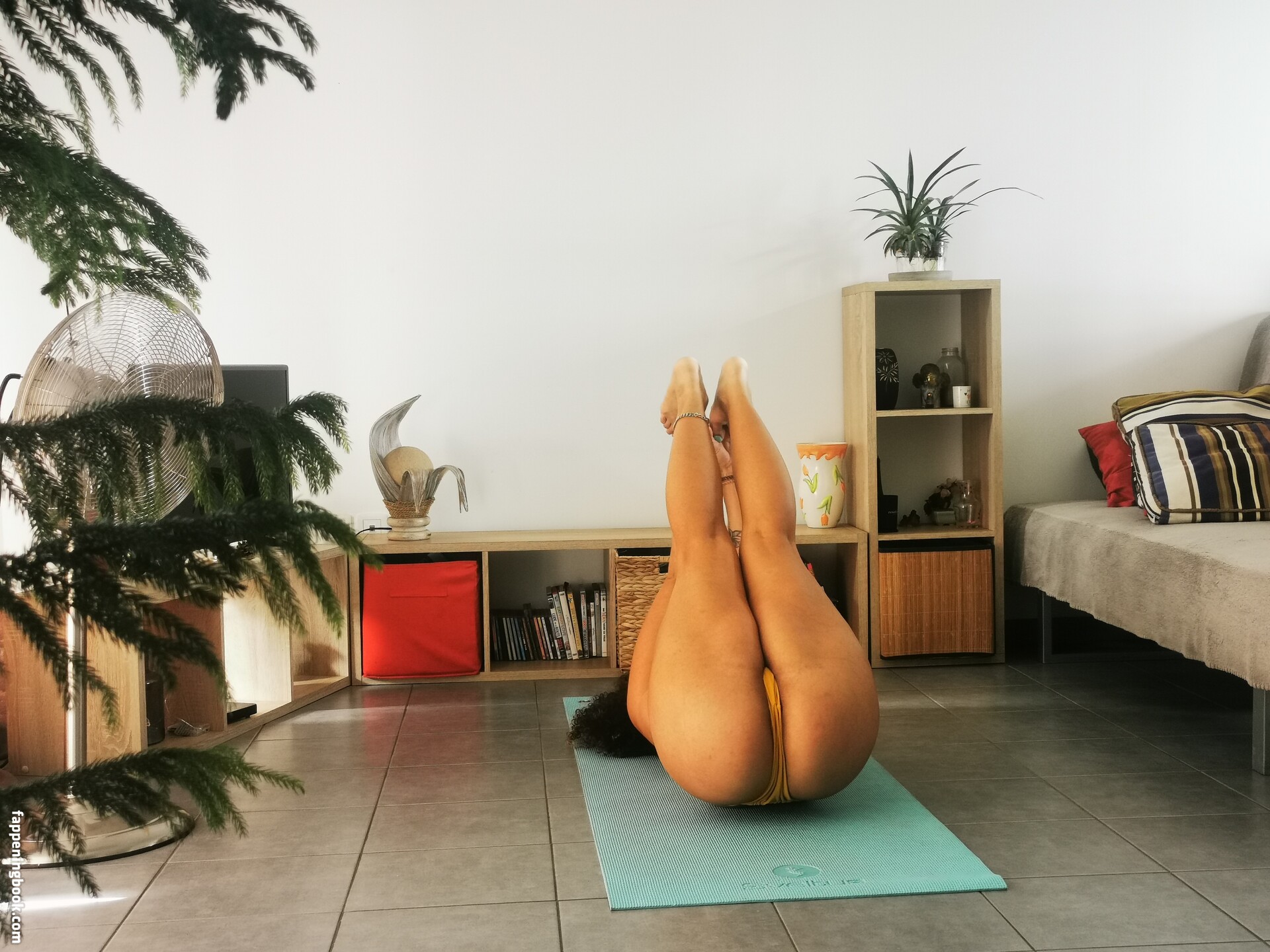 Soft Peach Yoga Nude OnlyFans Leaks
