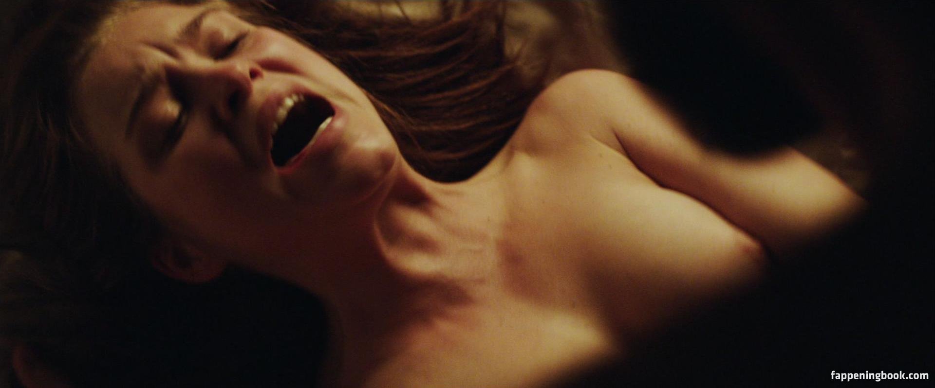 Sophie Cookson Nude