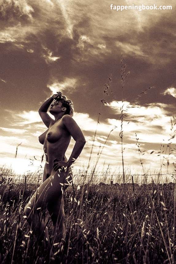 Stefania Ferrario Nude