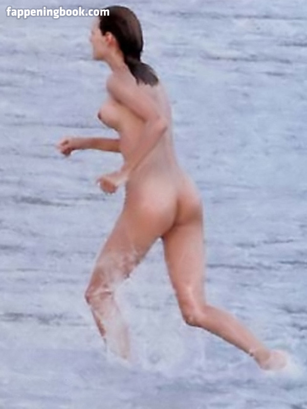 Uma Thurman Nude
