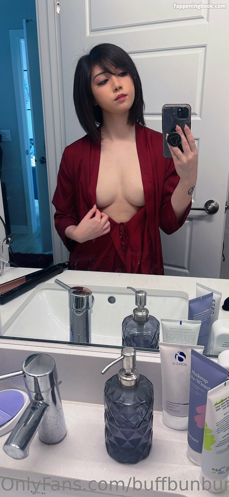 womanwearingred Nude OnlyFans Leaks